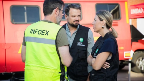 La presidenta María Guardiola y el vicepresidente Abel Bautista en Pinofranqueado durante el pasado incendio en Las Hurdes. / LP La presidenta María Guardiola y el vicepresidente Abel Bautista en Pinofranqueado durante el pasado incendio en Las Hurdes. / LP