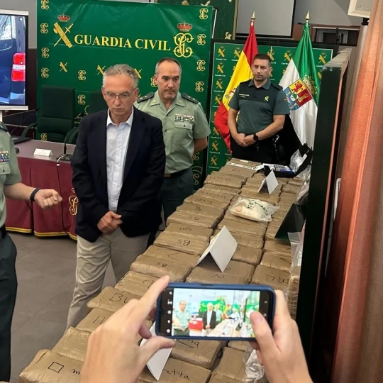 El general Andrés Velarde expone al delegado del Gobierno, José Luis Quintana, en alijo intervenido por la Guardia Civil. / LP