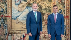 El Rey Felipe VI durante un despacho con el presidente del Gobierno, Pedro Sánchez, este mes de julio. / EP