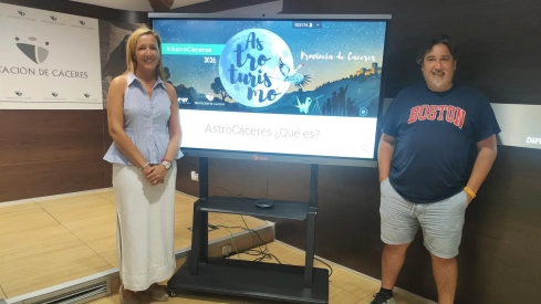 Elísabeth Martín, diputada de Turismo y Gabriel Sáez, de la empresa Légola, coordinadora del programa. / LP