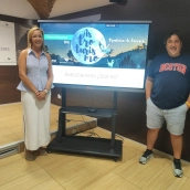 Elísabeth Martín, diputada de Turismo y Gabriel Sáez, de la empresa Légola, coordinadora del programa. / LP