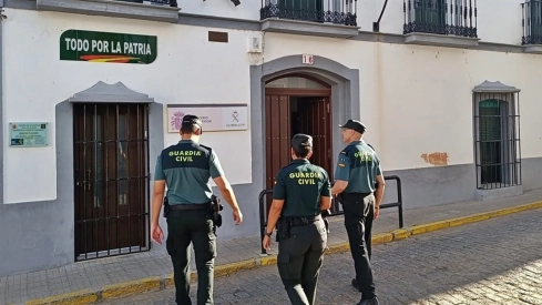 La Guardia Civil ha investigado a una trabajadora de asistencia a domicilio como presunta autora de tres delitos de hurto en Villagonzalo. / GC La Guardia Civil ha investigado a una trabajadora de asistencia a domicilio como presunta autora de tres delitos de hurto en Villagonzalo. / GC