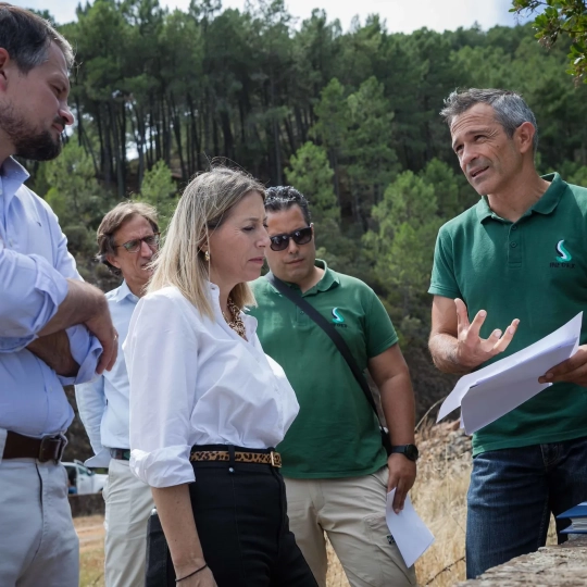 La presidenta María Guardiola y el vicepresidenteAbel Bautista en una visita a la zona de Las Hurdes este martes con personal del Plan Infoex. / LP La presidenta María Guardiola y el vicepresidenteAbel Bautista en una visita a la zona de Las Hurdes este martes con personal del Plan Infoex. / LP