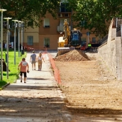 Nueva actuación de pavimentación en el Parque Infantil de Badajoz para acondicionar uno de sus principales accesos. / LP