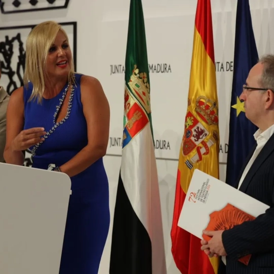 El director del Festival, Jesús Cimarro, junto a la portavoz de la Junta de Extremadura, Elena Manzano, y el delegado de Cultura del Ayuntamiento de Mérida, Antonio Vélez. / Jero Morales