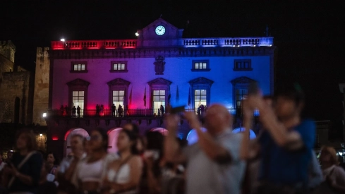 La propuesta consiste en iluminar de rosa y azul, los colores de la candidatura cacereña, la fachada principal de los ayuntamientos. / LP