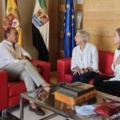 El alcalde de Cáceres, Rafael Mateos, ha recibido a Gracia Gil, superiora de las Hermanas Carmelitas y a Inmaculada Eibe, miembro del Equipo Provincial. / LP 