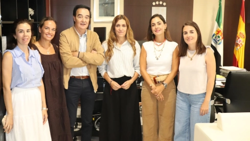 Reunión de trabajo mantenida por la alcaldesa de Villanueva de la Serena, Ana Belén Fernández González, con representantes de Apamex. / LP