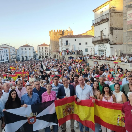 Concentración en favor de Ceuta, ayer en la Plaza Mayor de Cáceres con María Guardiola a la cabeza. / EP Concentración en favor de Ceuta, ayer en la Plaza Mayor de Cáceres con María Guardiola a la cabeza. / EP