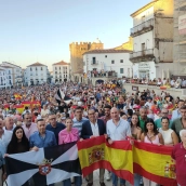 Concentración en favor de Ceuta, ayer en la Plaza Mayor de Cáceres con María Guardiola a la cabeza. / EP Concentración en favor de Ceuta, ayer en la Plaza Mayor de Cáceres con María Guardiola a la cabeza. / EP