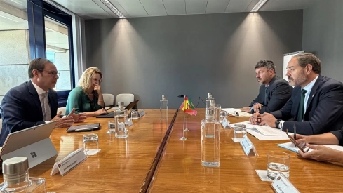 Reunión mantenida este miércoles en Lisboa entre el consejero de Infraestructuras, Francisco Ramírez, y el secretario de Estado de Infraestructuras portugués, Hugo Espírito Santo. / LP Reunión mantenida este miércoles en Lisboa entre el consejero de Infraestructuras, Francisco Ramírez, y el secretario de Estado de Infraestructuras portugués, Hugo Espírito Santo. / LP