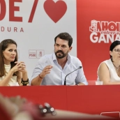 El secretario general del PSOE de Extremadura, Álvaro Sánchez Cotrina junto a Isabel Gil Rosiña y Marisol Mateos. / LP El secretario general del PSOE de Extremadura, Álvaro Sánchez Cotrina junto a Isabel Gil Rosiña y Marisol Mateos. / LP