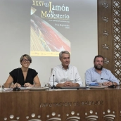 La alcaldesa de la localidad, Loli Vargas, presentó este día junto al diputado provincial Manuel Gómez y al representante de las industrias cárnicas, José Antonio Garrote. / LP La alcaldesa de la localidad, Loli Vargas, presentó este día junto al diputado provincial Manuel Gómez y al representante de las industrias cárnicas, José Antonio Garrote. / LP