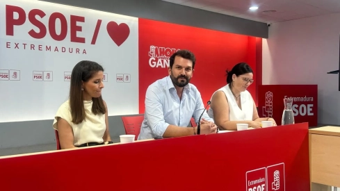 El secretario general del PSOE de Extremadura, Álvaro Sánchez Cotrina, junto a Isabel Gil Rosiña y Marisol Mateos. / LP El secretario general del PSOE de Extremadura, Álvaro Sánchez Cotrina, junto a Isabel Gil Rosiña y Marisol Mateos. / LP
