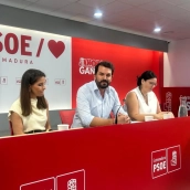 El secretario general del PSOE de Extremadura, Álvaro Sánchez Cotrina, junto a Isabel Gil Rosiña y Marisol Mateos. / LP El secretario general del PSOE de Extremadura, Álvaro Sánchez Cotrina, junto a Isabel Gil Rosiña y Marisol Mateos. / LP