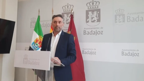 El concejal no adscrito del Ayuntamiento de Badajoz, Carlos Pérez. / LP El concejal no adscrito del Ayuntamiento de Badajoz, Carlos Pérez. / LP