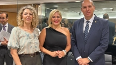 La consejera de Hacienda, Administración Pública y Diálogo Social, Elena Manzano, junto a componentes de su equipo. / LP 