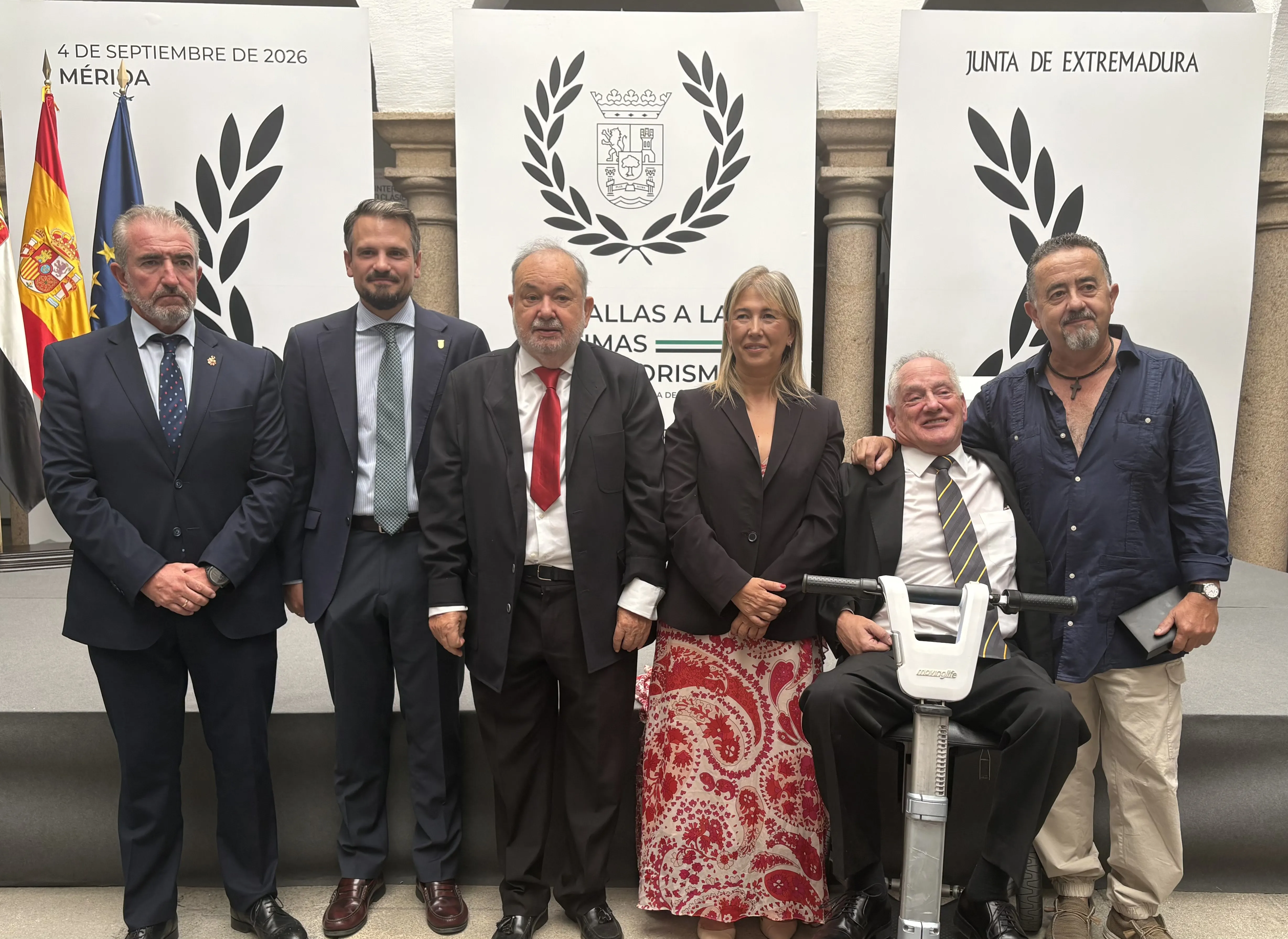 El vipresidente de la Junta, Abel Bautista, junto a los galardonados este viernes en Mérida. / LP El vipresidente de la Junta, Abel Bautista, junto a los galardonados este viernes en Mérida. / LP