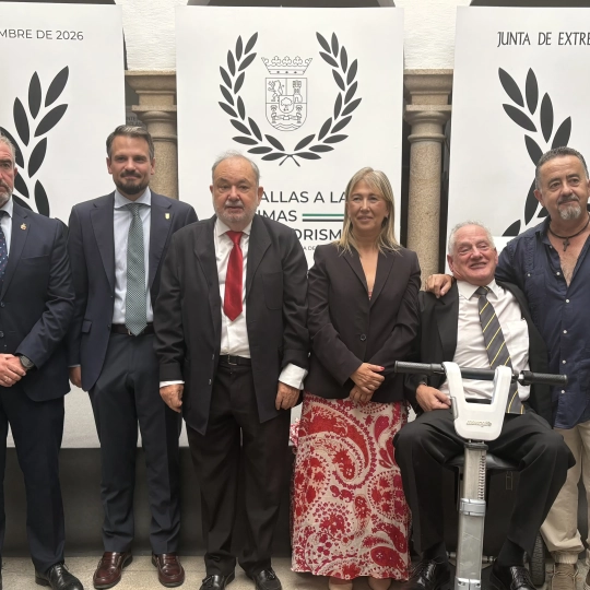 El vipresidente de la Junta, Abel Bautista, junto a los galardonados este viernes en Mérida. / LP El vipresidente de la Junta, Abel Bautista, junto a los galardonados este viernes en Mérida. / LP