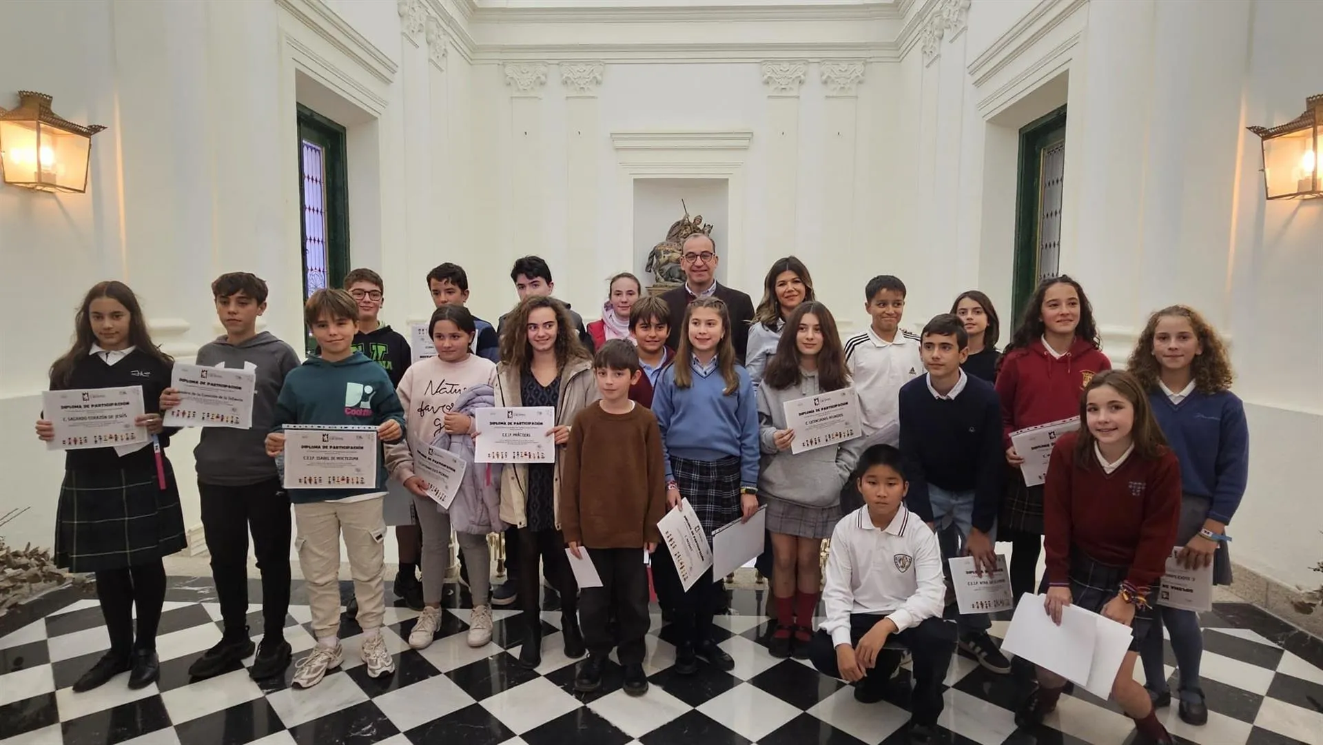 Participantes en el Pleno de la Infancia de Cáceres este martes. / LP