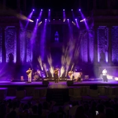 Antoñito Molina en el Teatro Romano de Mérida en el cierre del STONE & MUSIC Festival 2026. / LP