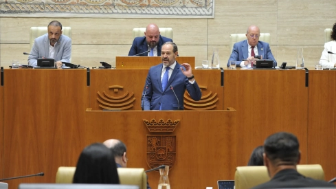 El consejero de Infraestructuras, Transporte y Vivienda, Francisco José Ramírez, defendió la norma. / LP
