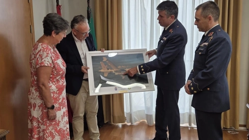 Relevo en el Ala 23: El coronel Fernández de Bobadilla y su sucesor, José Antonio Fernández Ferrándiz, junto a José Luis Quintanay Maribel Cortés. / LP Relevo en el Ala 23: El coronel Fernández de Bobadilla y su sucesor, José Antonio Fernández Ferrándiz, junto a José Luis Quintanay Maribel Cortés. / LP