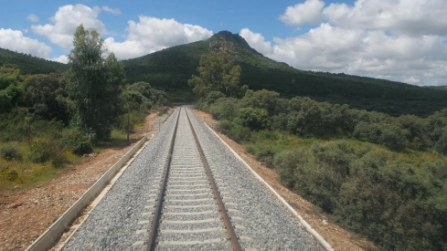 Los datos de la obra: instalación de más de 132.000 metros de carril, 109.000 traviesas y 151.000 metros cúbicos de balasto. / CEDIDA Los datos de la obra: instalación de más de 132.000 metros de carril, 109.000 traviesas y 151.000 metros cúbicos de balasto. / CEDIDA
