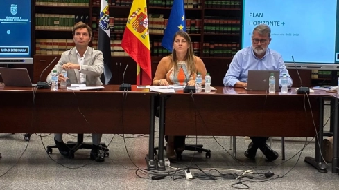 La Consejería de Educación y los cinco sindicatos representativos del sector pactan el plan 'Horizonte +' y prevén pagar también las tutorías y el sexto sexenio. / LP La Consejería de Educación y los cinco sindicatos representativos del sector pactan el plan 'Horizonte +' y prevén pagar también las tutorías y el sexto sexenio. / LP