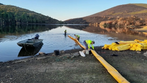 La Confederación Hidrográfica del Tajo (CHT) ha instalado barreras de contención y filtración en embalses cercanos a donde ocurrieron los incendios. / CHT La Confederación Hidrográfica del Tajo (CHT) ha instalado barreras de contención y filtración en embalses cercanos a donde ocurrieron los incendios. / CHT