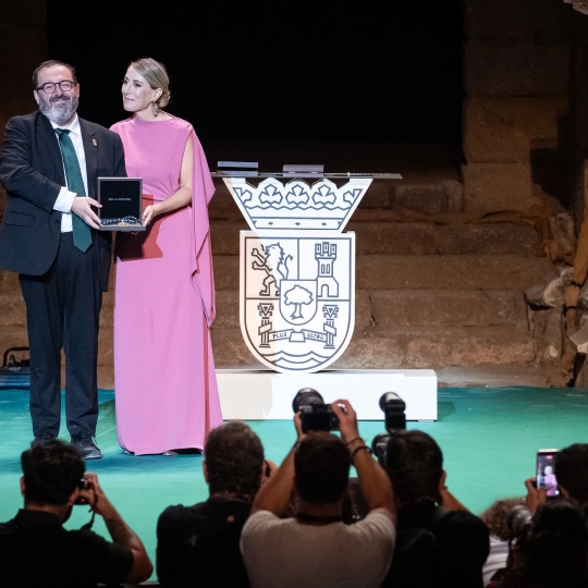 La presidenta de la Junta de Extremadura, María Guardiola, entregó la Medalla de Extremadura a José María Núñez. / LP La presidenta de la Junta de Extremadura, María Guardiola, entregó la Medalla de Extremadura a José María Núñez. / LP