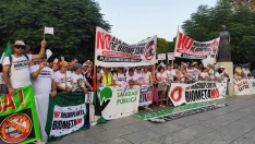 Protesta ante la sede del teatro romano de Mérida ayer por la tarde. / EP 