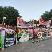 Protesta ante la sede del teatro romano de Mérida ayer por la tarde. / EP 