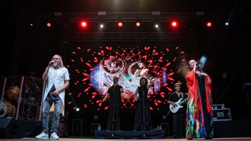 El concierto de Camela en el Acueducto de los Milagros fue uno de los momentos más concurridos de la feria en 2026. / LP El concierto de Camela en el Acueducto de los Milagros fue uno de los momentos más concurridos de la feria en 2026. / LP