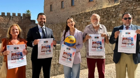 La Plaza Mayor de Cáceres se convertirá este domingo, 13 de septiembre, en una cancha de baloncesto con la celebración del Circuito 3x3 CaixaBank. / LP La Plaza Mayor de Cáceres se convertirá este domingo, 13 de septiembre, en una cancha de baloncesto con la celebración del Circuito 3x3 CaixaBank. / LP