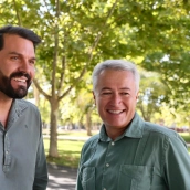 El secretario general del PSOE de Extremadura, Álvaro Sánchez Cotrina, junto al candidato Manuel Gómez Parejo. / LP El secretario general del PSOE de Extremadura, Álvaro Sánchez Cotrina, junto al candidato Manuel Gómez Parejo. / LP