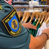 La Guardia Civil ha intervenido cerca de 2.300 prendas de ropa en un establecimiento de Plasencia. / GC La Guardia Civil ha intervenido cerca de 2.300 prendas de ropa en un establecimiento de Plasencia. / GC