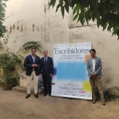 El director de la Cátedra Vargas Llosa, Raúl Tola; al director general de Cultura de la Junta de Extremadura, José Luis Gil Soto, y el concejal de Cultura, Jorge Suárez. / LP El director de la Cátedra Vargas Llosa, Raúl Tola; al director general de Cultura de la Junta de Extremadura, José Luis Gil Soto, y el concejal de Cultura, Jorge Suárez. / LP