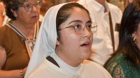 Una joven toma el hábito como carmelita descalza en Badajoz. / JM Ambrós