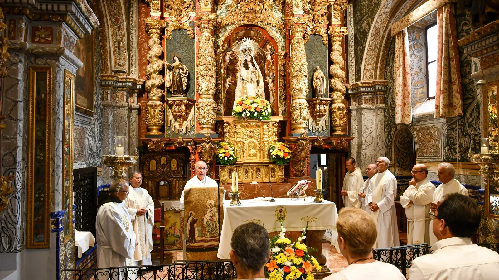 Una joven toma el hábito como carmelita descalza en Badajoz. / JM Ambrós