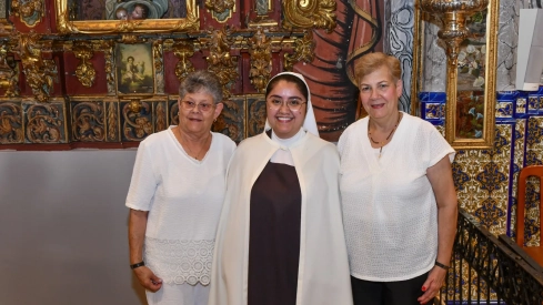 Una joven toma el hábito como carmelita descalza en Badajoz. / JM Ambrós