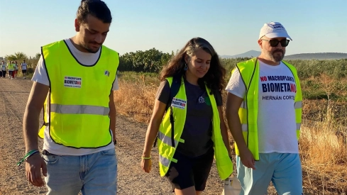La portavoz de Unidas por Extremadura, Irene de Miguel, participó este domingo en la marcha convocada contra la instalación de una planta de biogás en Don Benito. / EP La portavoz de Unidas por Extremadura, Irene de Miguel, participó este domingo en la marcha convocada contra la instalación de una planta de biogás en Don Benito. / EP
