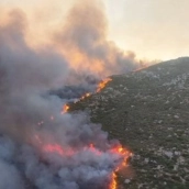En la zona trabajan siete unidades de bomberos forestales terrestres y otras cuatro helitransportadas. / LP