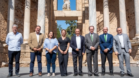 Foto de familia tras la firma del convenio para renovar la iluminación del Teatro Romano de Mérida este lunes. / LP Foto de familia tras la firma del convenio para renovar la iluminación del Teatro Romano de Mérida este lunes. / LP