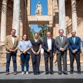Foto de familia tras la firma del convenio para renovar la iluminación del Teatro Romano de Mérida este lunes. / LP Foto de familia tras la firma del convenio para renovar la iluminación del Teatro Romano de Mérida este lunes. / LP