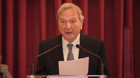 El arquitecto Rafael Moneo, durante el pleno extraordinario por el que recibió la Medalla de Oro de la Ciudad de Logroño. / LP El arquitecto Rafael Moneo, durante el pleno extraordinario por el que recibió la Medalla de Oro de la Ciudad de Logroño. / LP