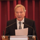 El arquitecto Rafael Moneo, durante el pleno extraordinario por el que recibió la Medalla de Oro de la Ciudad de Logroño. / LP El arquitecto Rafael Moneo, durante el pleno extraordinario por el que recibió la Medalla de Oro de la Ciudad de Logroño. / LP