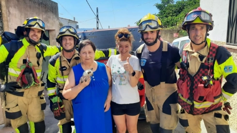 Los bomberos del Servicio de Prevención y Extinción de Incendios del parque de Coria rescataron a un gato de apenas unos meses de vida. / LP Los bomberos del Servicio de Prevención y Extinción de Incendios del parque de Coria rescataron a un gato de apenas unos meses de vida. / LP
