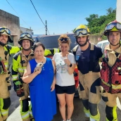 Los bomberos del Servicio de Prevención y Extinción de Incendios del parque de Coria rescataron a un gato de apenas unos meses de vida. / LP Los bomberos del Servicio de Prevención y Extinción de Incendios del parque de Coria rescataron a un gato de apenas unos meses de vida. / LP