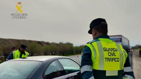 Un agente de la Guardia Civil en un control de carreteras. / LP Un agente de la Guardia Civil en un control de carreteras. / LP